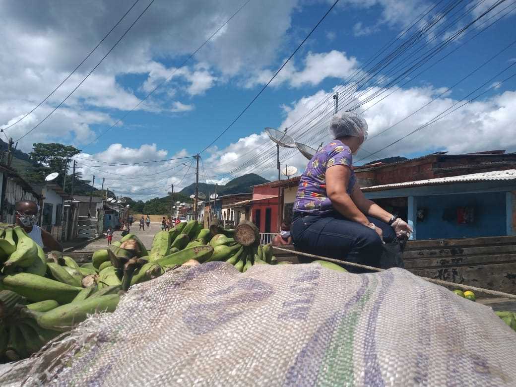 Camacã: Secretaria de Assistência Social vai a Jacareci e distribui alimentos e máscaras